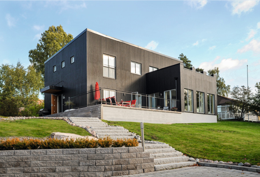 svart hus fasad