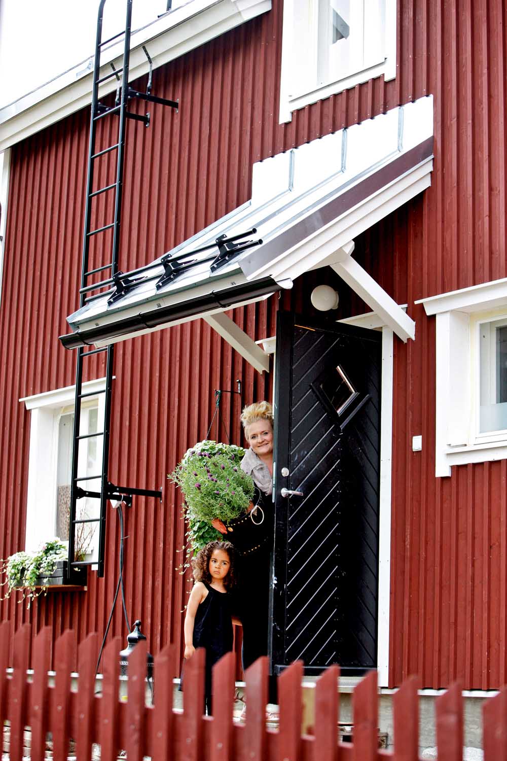 Ett personligt trähus som passar in i omgivningen