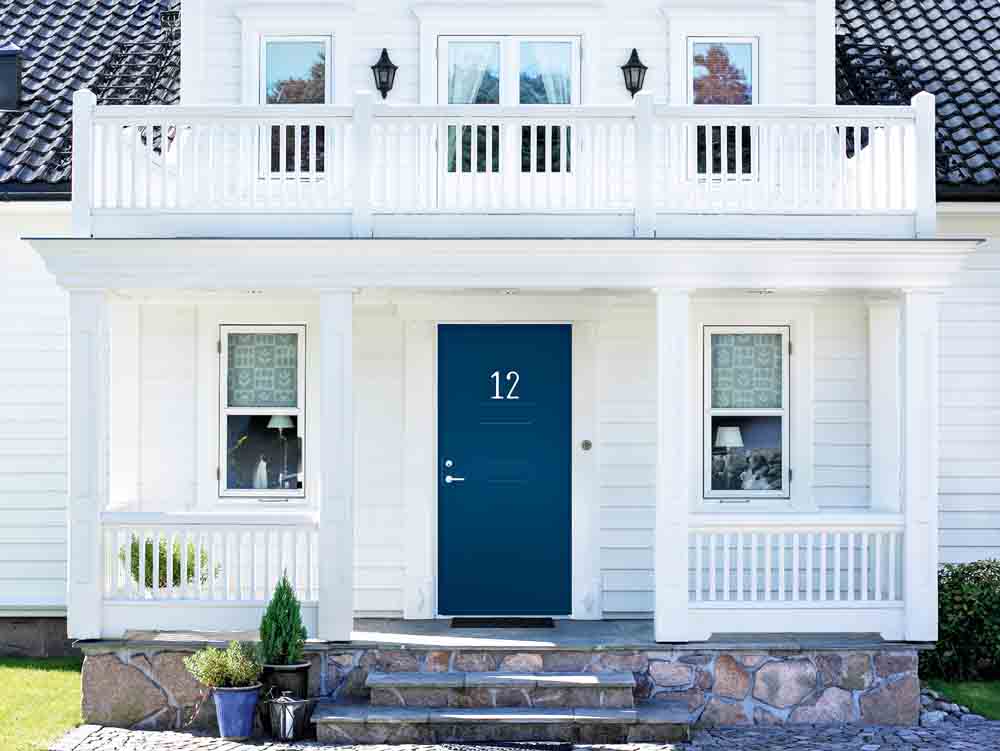 Финская дверь для дома. Финская входная дверь Jeld-Wen. Финская входная дверь Jeld-Wen наличники. Белый дом с белой дверью. Белые двери в доме.