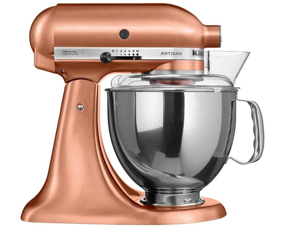 Även i köket är koppar en fortsatt trend och varför inte införliva glansen i matlagningen med den rejäla köksmaskinen KitchenAid Artisan Pris 9 995 kr hos bagarenochkocken.se.